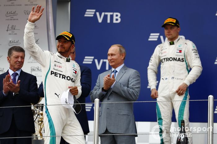 Podio: ganador de la carrera Lewis Hamilton, Mercedes AMG F1, y segundo lugar Valtteri Bottas, Mercedes AMG F1