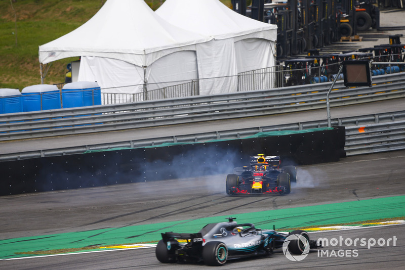 Lewis Hamilton, Mercedes AMG F1 W09, passe devant Max Verstappen, Red Bull Racing RB14 Tag Heuer, en tête-à-queue après un contact avec Esteban Ocon, Force India VJM11 Mercedes.