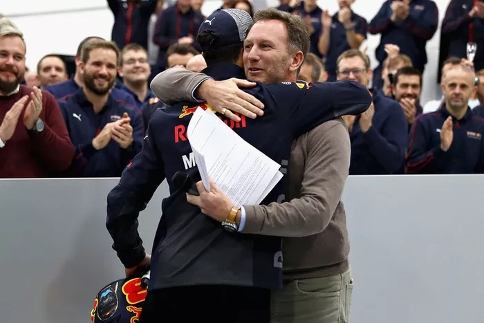 Christian Horner, jefe de Red Bull Racing Team, abraza a Daniel Ricciardo, Red Bull Racing