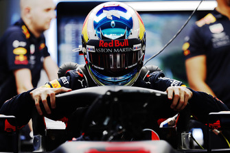 Daniel Ricciardo, Red Bull Racing RB14, stapt in