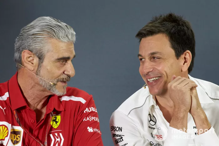 Maurizio Arrivabene, Director de Equipo, Ferrari, y Toto Wolff, Director Ejecutivo (Negocios), Mercedes AMG, en la Conferencia de Prensa de los directores de equipo