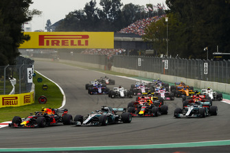 Lewis Hamilton, Mercedes AMG F1 W09, Daniel Ricciardo, Red Bull Racing RB14, Max Verstappen, Red Bull Racing RB14, Valtteri Bottas, Mercedes AMG F1 W09, Sebastian Vettel, Ferrari SF71H, Kimi Raikkonen, Ferrari SF71H, Nico Hulkenberg, Renault Sport F1 Team R.S. 18, Carlos Sainz Jr., Renault Sport F1 Team R.S. 18, and the rest of the field at the start