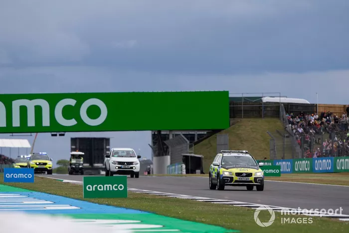 Vehículos policiales en el circuito