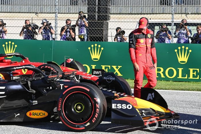 Carlos Sainz, de Ferrari, inspecciona el coche de su rival, Max Verstappen, de Red Bull Racing 