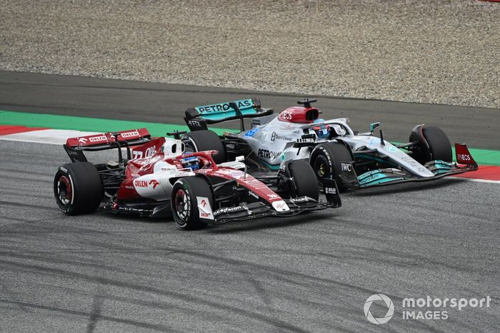 Valtteri Bottas, Alfa Romeo C42, lucha con George Russell, Mercedes W13
