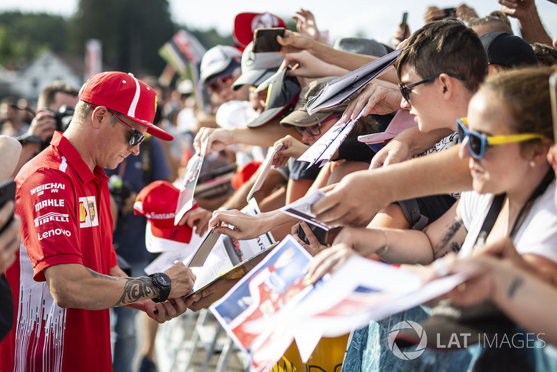 Kimi Raikkonen, Ferrari signs autographs for the fans