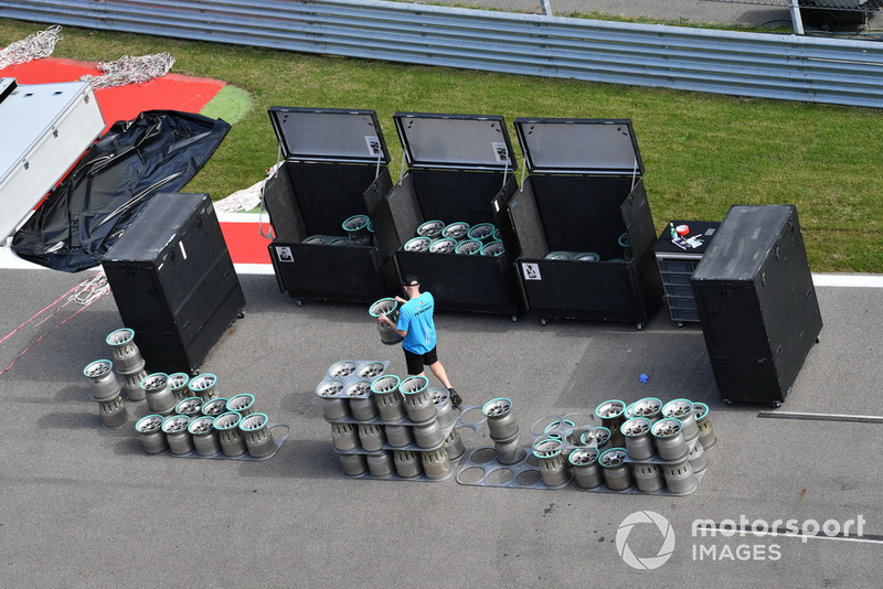 Tumpukan pelek Mercedes W09