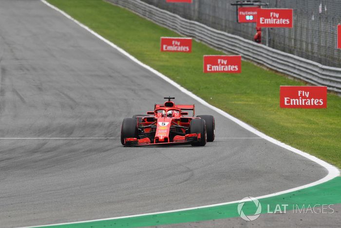 Sebastian Vettel, Ferrari SF71H, con el alerón delantero roto tras tocarse con Hamilton en la primera vuelta de Italia