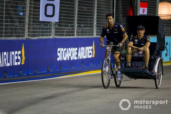 Daniel Ricciardo, Red Bull Racing y Max Verstappen, bicicleta y sidecar Red Bull Racing