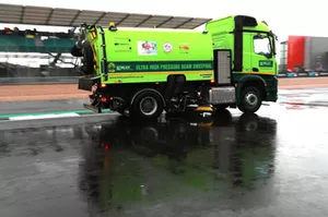 Les balayeuses nettoient la piste de Silverstone