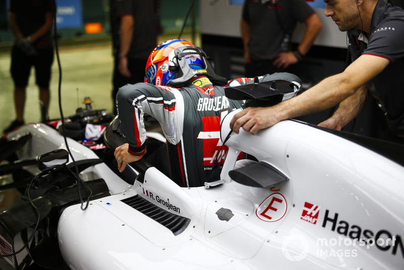Romain Grosjean, Haas F1 Team, si cala nell'abitacolo della sua monoposto