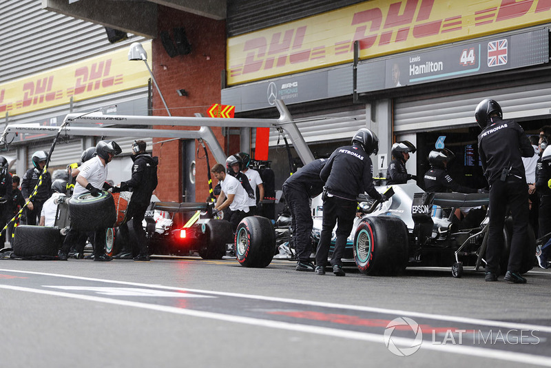 Valtteri Bottas, Mercedes AMG F1 W09, et Lewis Hamilton, Mercedes AMG F1 W09, s'arrêtent au stand