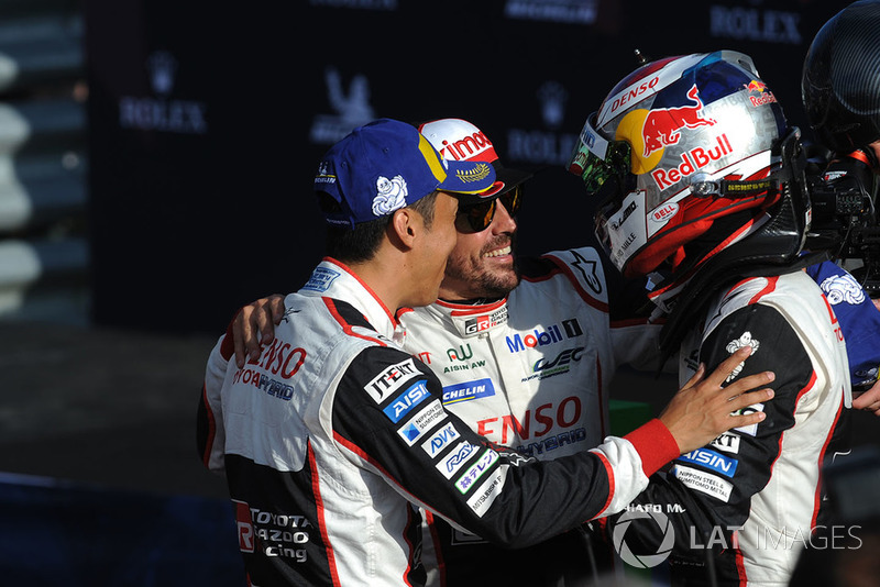 Los ganadores #8 Toyota Gazoo Racing Toyota TS050: Sebastien Buemi, Kazuki Nakajima, Fernando Alonso