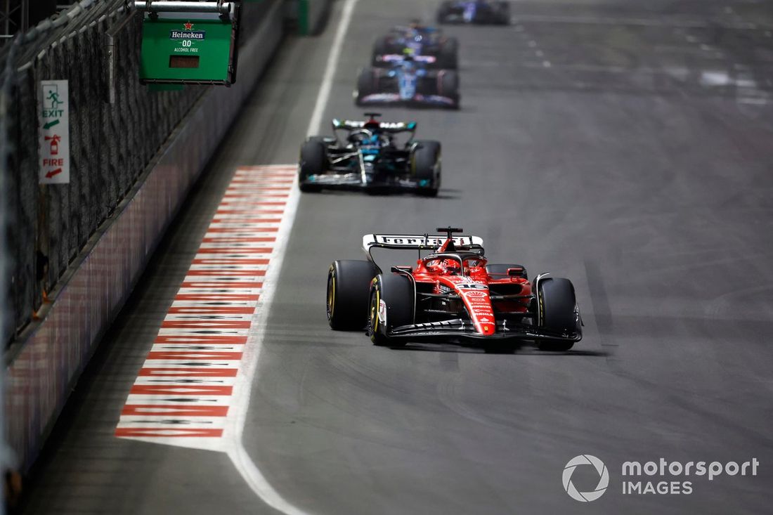 Charles Leclerc, Ferrari SF-23, George Russell, Mercedes F1 W14