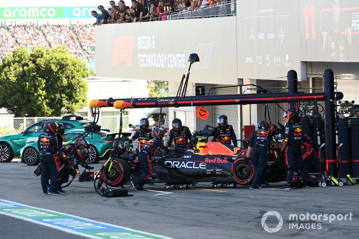 Sergio Pérez, Red Bull Racing RB19, se retira de la carrera