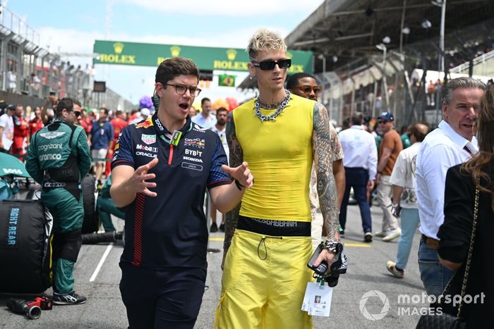 Coulson Baker, alias Machine Gun Kelly, en la parrilla