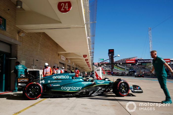 Fernando Alonso, Aston Martin AMR23, sale del garaje