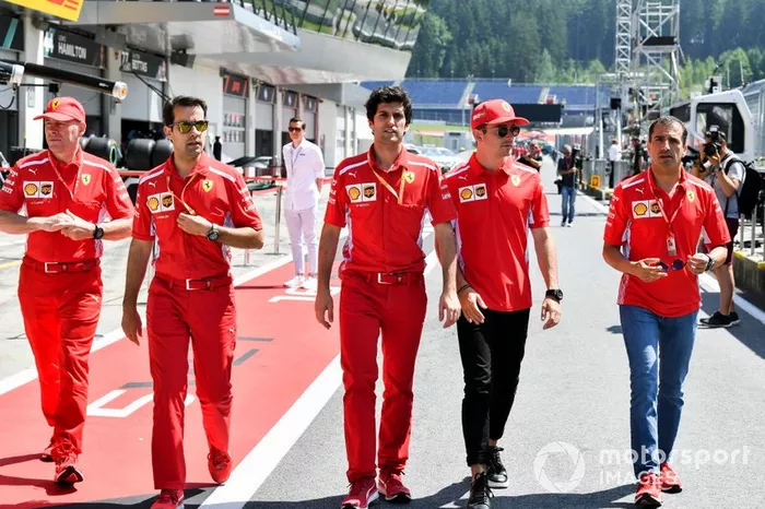 Jock Clear, Ferrari, Charles Leclerc, Ferrari nella pit lane con Marc Gene 