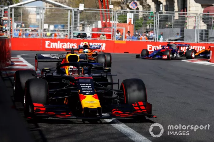 Max Verstappen, Red Bull Racing RB15, precede Lando Norris, McLaren MCL34