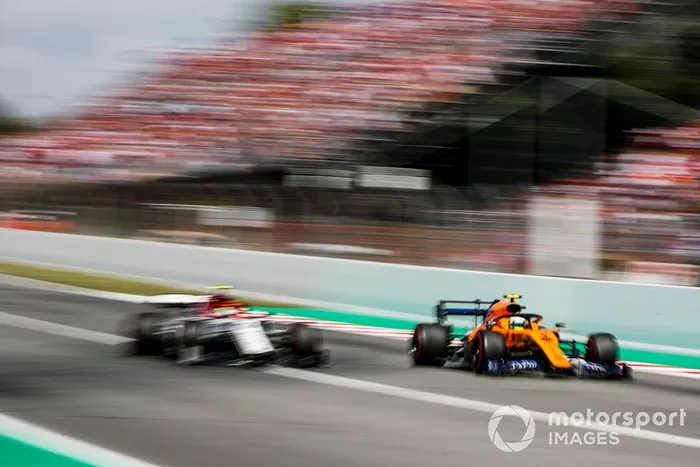 Lando Norris, McLaren MCL34, Antonio Giovinazzi, Alfa Romeo Racing C38