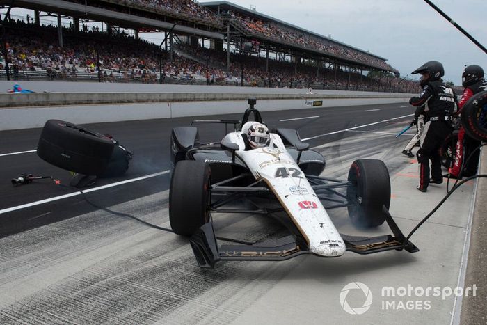 Jordan King, Rahal Letterman Lanigan Racing Honda, se desliza en el box, golpea un neumático y lesiona a un miembro del equipo