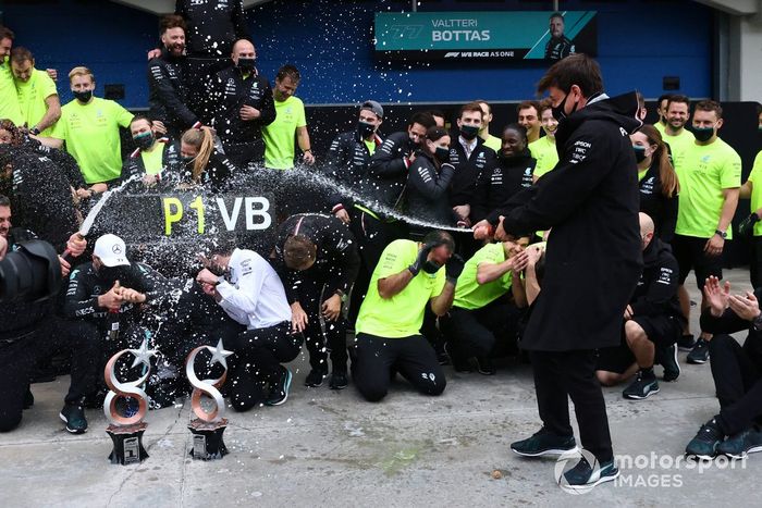Toto Wolff, director del equipo y consejero delegado de Mercedes AMG, rocía con champán a Valtteri Bottas, Mercedes, 1ª posición, y al equipo Mercedes