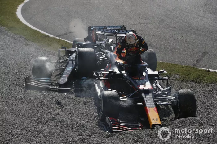 Max Verstappen, Red Bull Racing RB16B, y Lewis Hamilton, Mercedes W12, chocan y quedan fuera de carrera