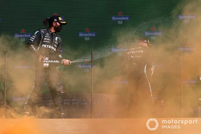 Podio: segundo lugar Lewis Hamilton, Mercedes, ganador Max Verstappen, Red Bull Racing, tercer lugar Valtteri Bottas, Mercedes