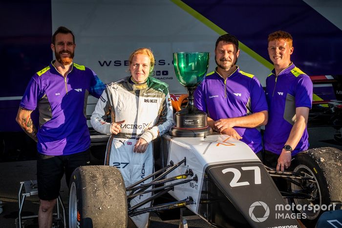 Alice Powell con el equipo