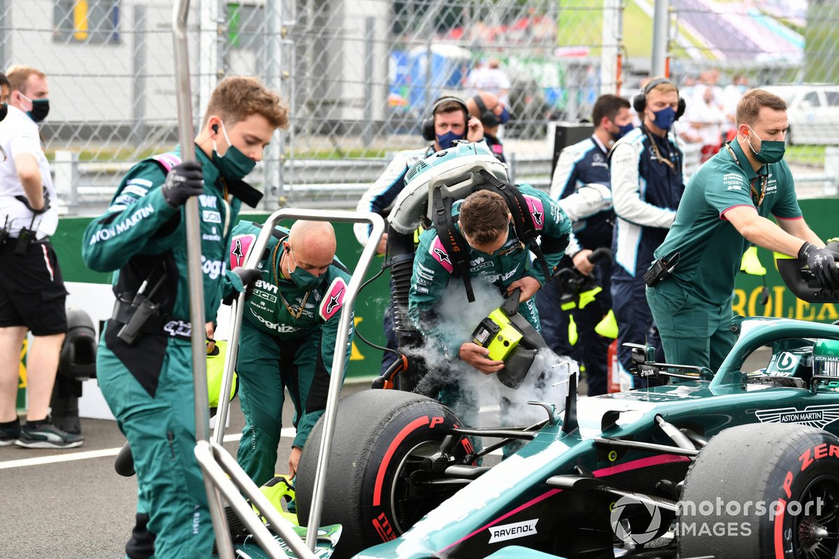 Mechanics On The Grid With Lance Stroll, Aston Martin Amr21