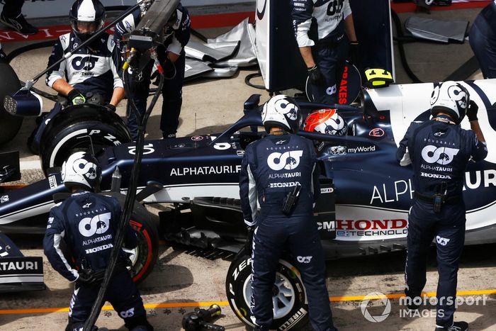 Pierre Gasly, AlphaTauri AT02, se retira en los pits 