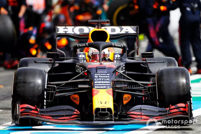 Max Verstappen, Red Bull Racing RB16B, sale de pits