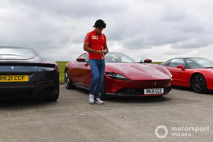 Carlos Sainz Jr., Ferrari, en un Ferrari Roma