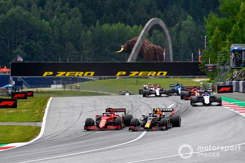 Sergio Pérez, Red Bull Racing RB16B, Charles Leclerc, Ferrari SF21