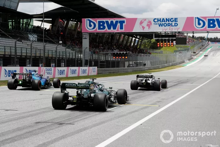Pierre Gasly, AlphaTauri AT02, Roy Nissany, Williams  FW43B piloto de desarrollo, y Lance Stroll, Aston Martin AMR21, practican la salida al final de la FP1