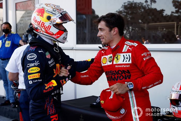 Max Verstappen, Red Bull Racing, saluda a Charles Leclerc, Scuderia Ferrari.