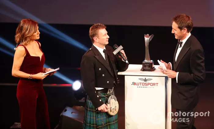 Allan McNish en el escenario para entregar el Premio Pionero y de Innovación