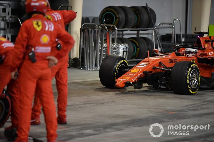 Sebastian Vettel, Ferrari SF90, hace una parada en boxes para sustituir su alerón delantero.