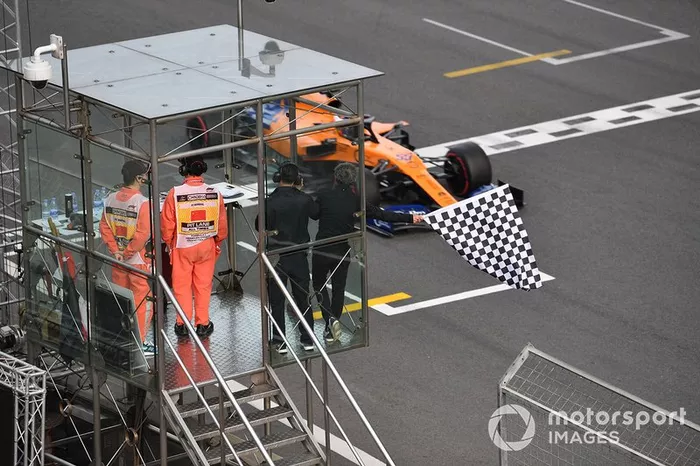 Alain Prost con la bandera a cuadros