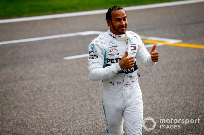 Lewis Hamilton, Mercedes AMG F1, celebra con los aficionados