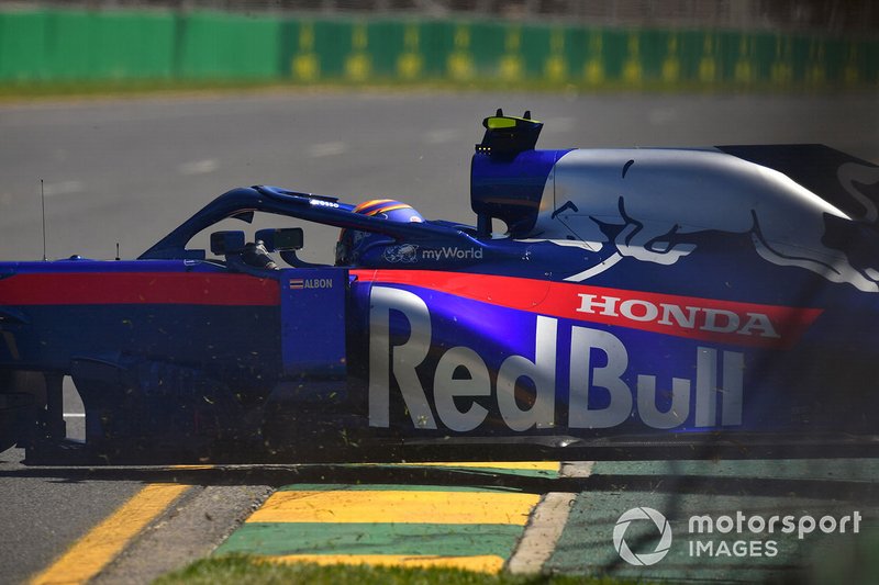 Alexander Albon, Toro Rosso STR14, va in testacoda e danneggia l'ala anteriore 