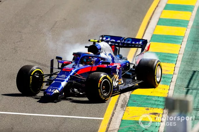 Alexander Albon, Toro Rosso STR14 con el morro roto después de trompear