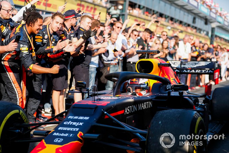 Max Verstappen, Red Bull Racing RB15 passe devant son équipe en allant vers le Parc Fermé
