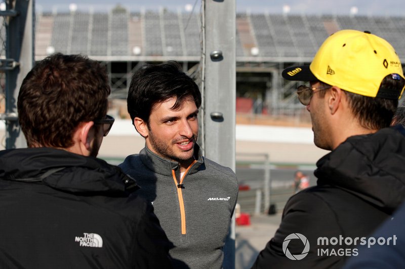 Carlos Sainz Jr., McLaren e Daniel Ricciardo, Renault F1 Team, a bordo pista