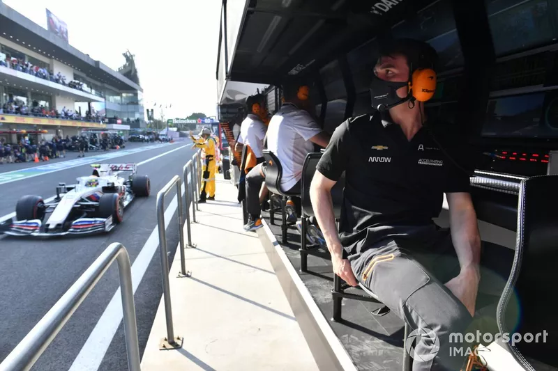 El piloto de Arrow McLaren SP Pato O'Ward en el muro de boxes de McLaren