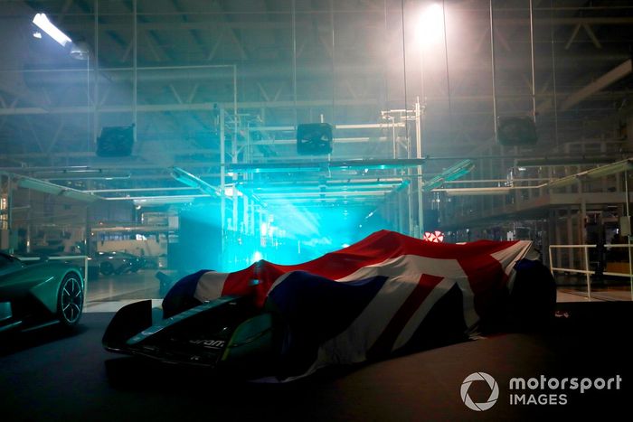 El Aston Martin AMR22 y el espectáculo de luces