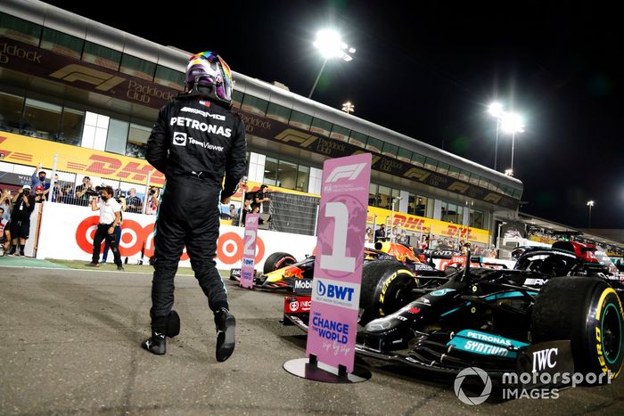 Lewis Hamilton, Mercedes, 1ª posición, llega al Parc Ferme