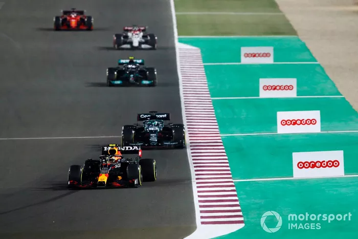 Sergio Pérez, Red Bull Racing RB16B, Lance Stroll, Aston Martin AMR21, y Valtteri Bottas, Mercedes W12