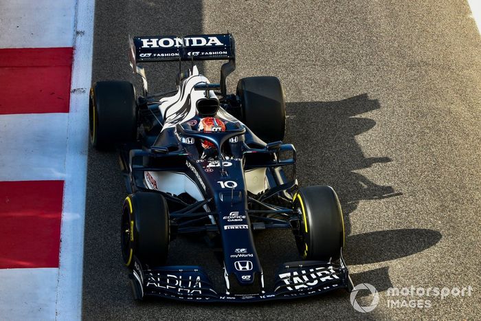 Pierre Gasly, AlphaTauri AT01 adaptado (muleto) con los Pirelli de 18 pulgadas 