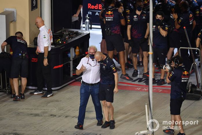 Helmut Marko, asesor de Red Bull Racing, celebra con un compañero de equipo después de que el equipo se asegure la pole con Max Verstappen, Red Bull Racing